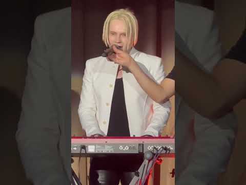 @SHAMAN_ME #shaman Твои губы как мёд играет на клавишах🎹 и поёт! Ах,эта улыбка! Талантами удивляет