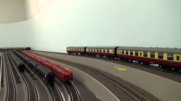 comparing a Bachmann GWR City Class with and without PowerBase