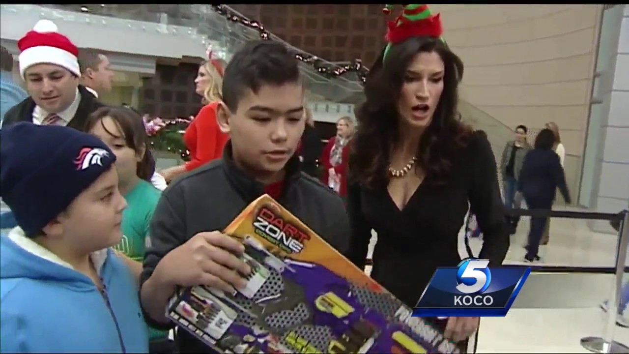 KOCO 5 helps deliver toys at Children’s Hospital