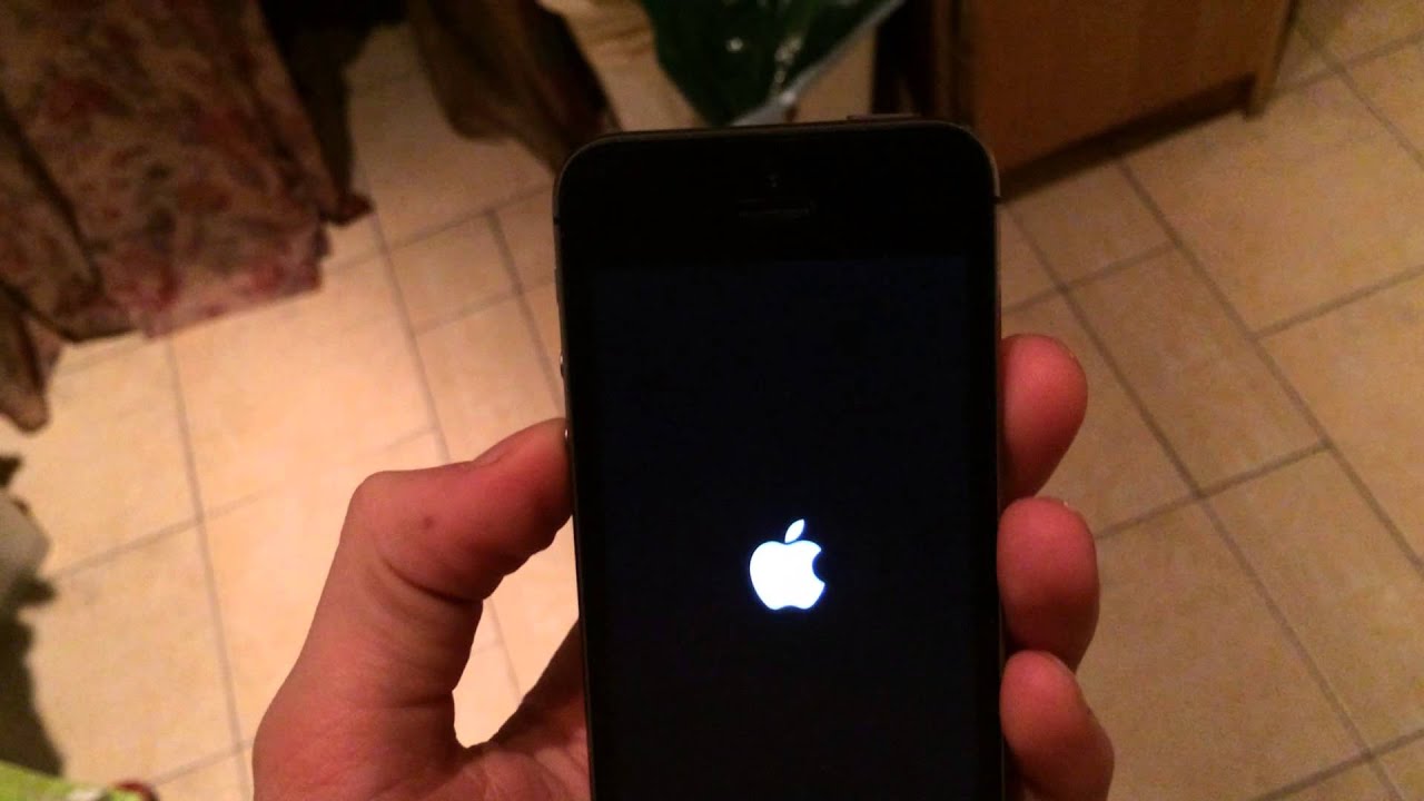 Что делать если завис телефон айфон. Айфон повис на яблоке. Iphone завис на яблоке. Черный экран на айфоне. Айфон завис на загрузке.