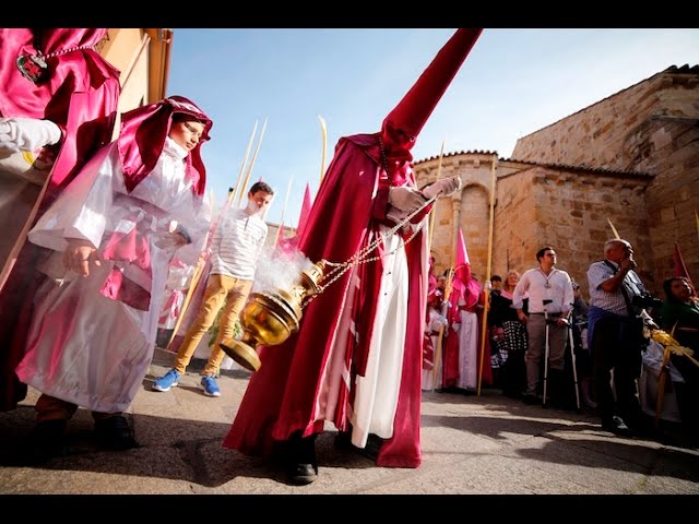 Semana Santa en Zamora, España. Incensario con incienso encendido durante  la procesión de la Borriquita el Domingo de Ramos Fotografía de stock -  Alamy