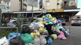 Massa nella morsa dei rifiuti abbandonati