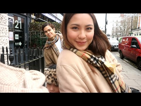 Trying fresh oyster in Borough Market with Janna Nick and Dini Schatzmann