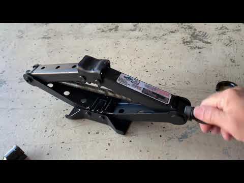 Change a tire on a 2019 Honda Odyssey - YouTube
