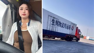 Download Lagu Vrouwelijke vrachtwagenchauffeur Lianmei: vrachtbezorging en dagelijks leven op de weg MP3 Download Lagu Vrouwelijke vrachtwagenchauffeur Lianmei: vrachtbezorging en dagelijks leven op de weg MP3
