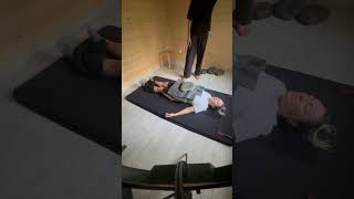 Некоторые предметы, например минералы или камни, могут обладать статическим электрическим зарядом.
