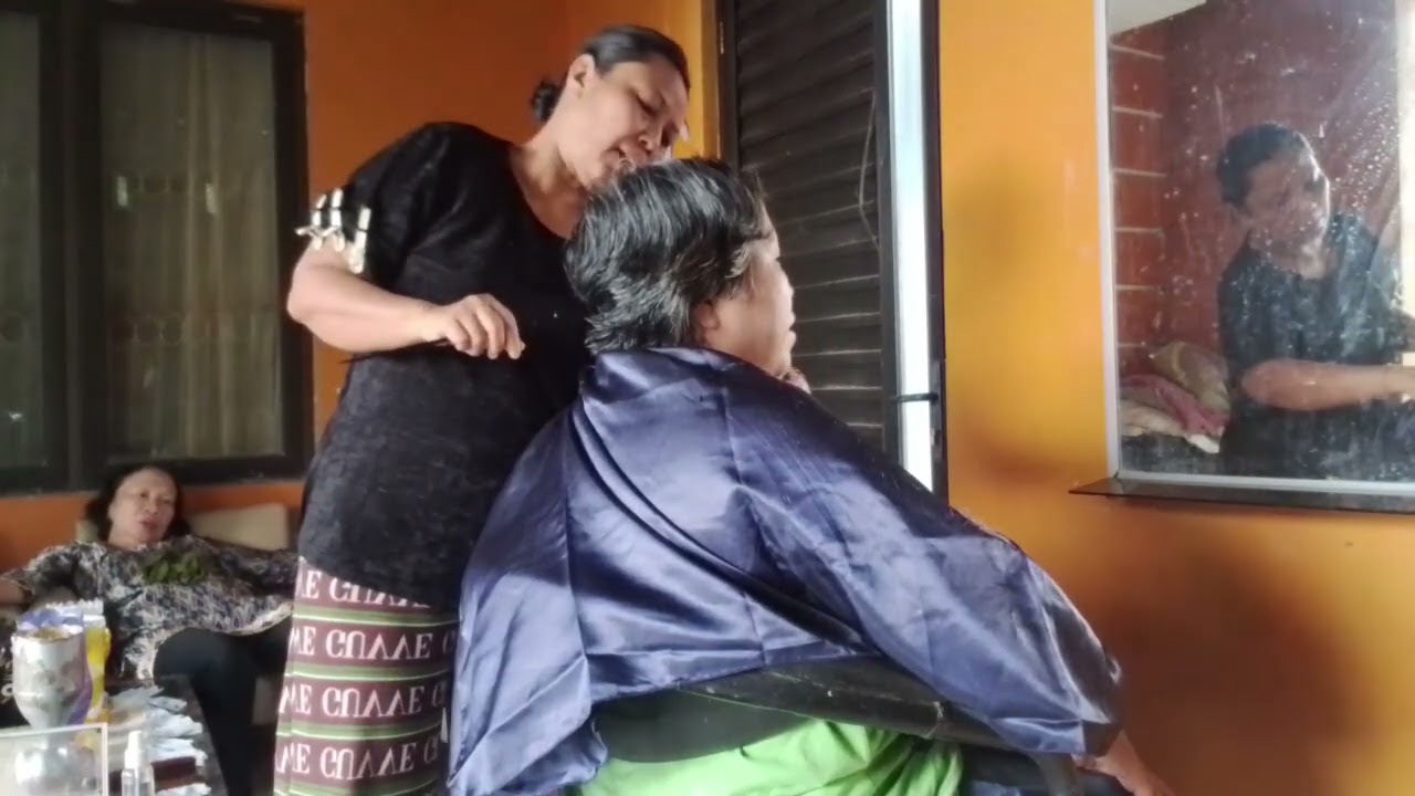 Temen habis operasi kepalanya, pinginnya rambut pendek aja