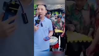 Chaos in the Park: Elderly Crowd Scrambles for Free Eggs in Bizarre Game!