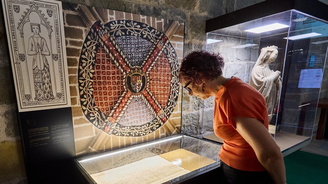 La consejera Esnaola inaugura la exposición sobre Carlos III en el Archivo Real y General de Navarra