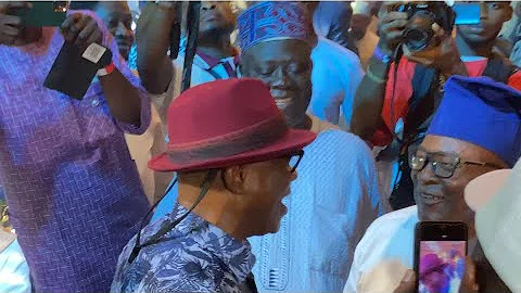 K1 DE ULTIMATE LEAVE HIS SEAT TO GREET KOLLINGTON AYINLA AT MALAIKA 50TH BIRTHDAY CELEBRATION PARTY