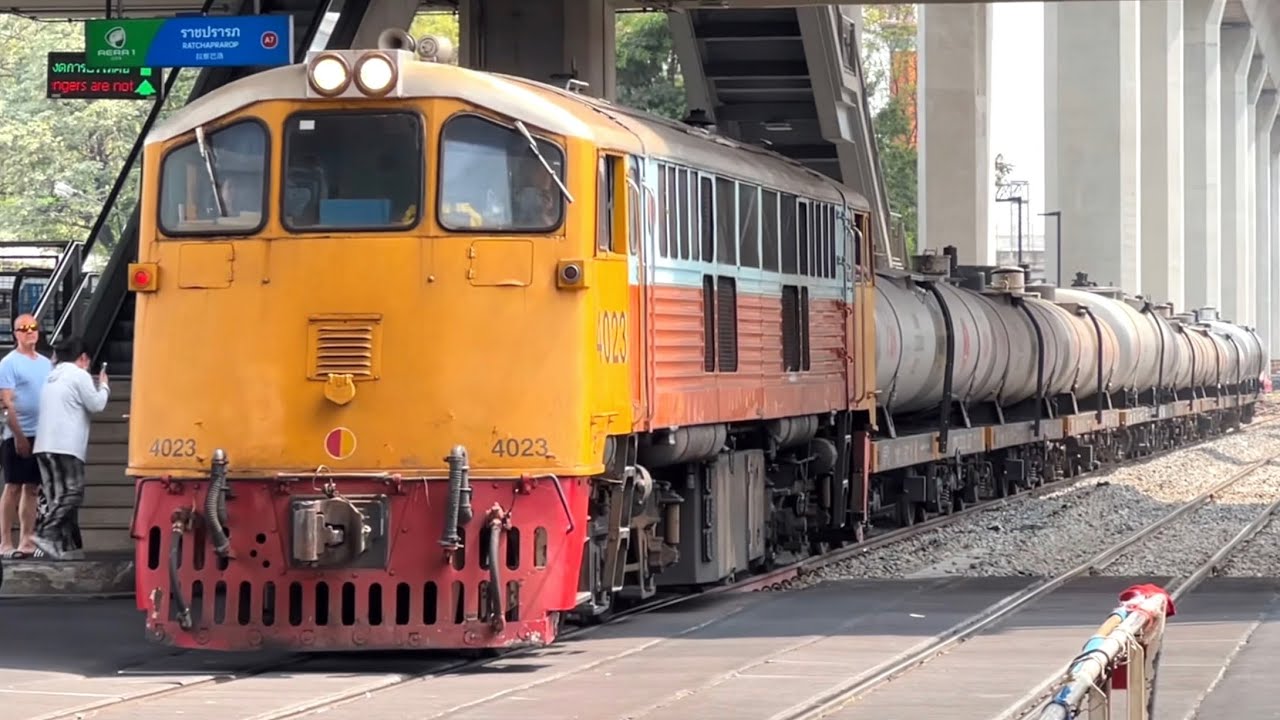 SRT. รถพิเศษหลากหลายขบวนตั้งแต่สาย-เที่ยง ที่จุดตัดราชปรารภ มีรถบรรทุกแคร่และรถถังน้ำมันเข้า/ออกวาระ