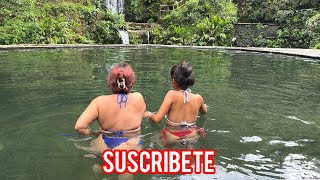 Nadando en estas aguas cristalinas y frías 