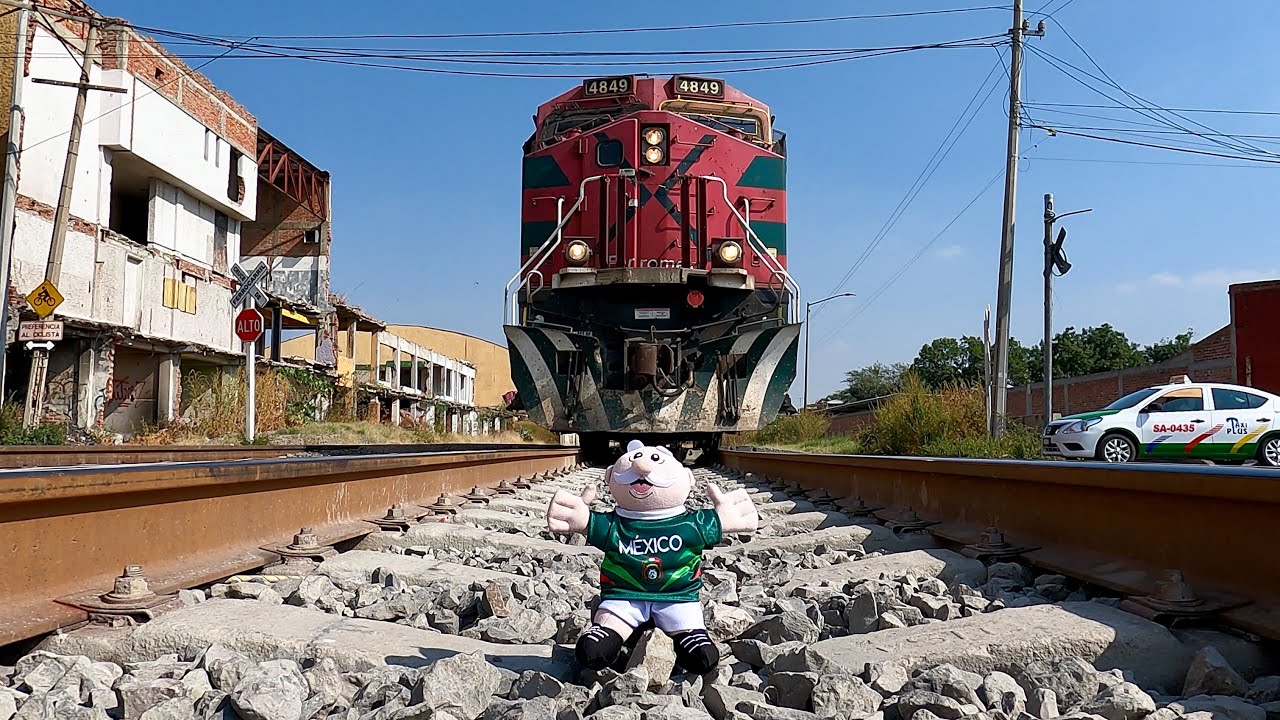 VAMOS MEXICO PONTE LA VERDE! DOCTOR FAMOSO BAILANDO BAJO TREN DE FERROMEX FXE4849 A TODA VELOCIDAD!