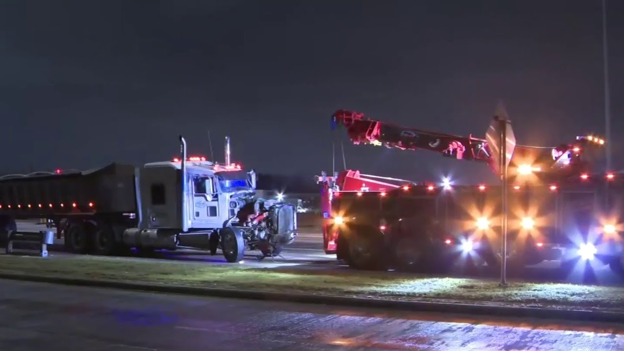 18-wheeler crash, leak closes main lanes of Gulf Freeway