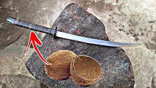 membuat gagang pedang dari tempurung kelapa.