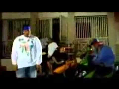 Watch the video for Suena la ambulancia