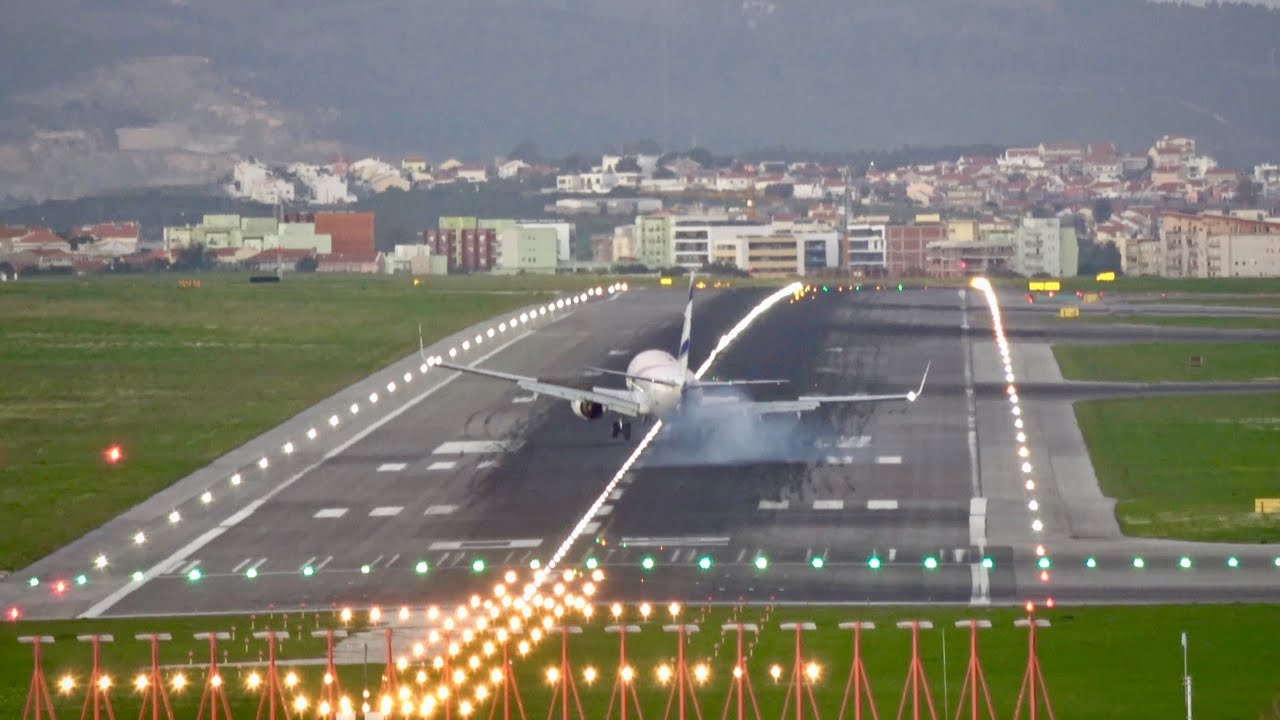 Impressive landing El Al Israel Airlines Boeing 737-900 at Lisbon ...