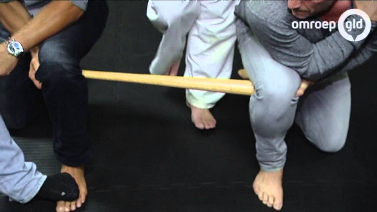 Misdaadverslaggever Koen Scharrenberg trapt honkbalknuppel door in Clubgenoten