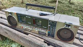 SHARP QT-90. A Four-Handed Game. )