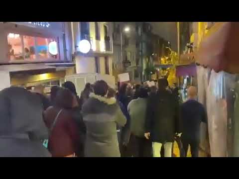 Ankara'da bir grup ''AKP istifa'' diyerek sokaklarda slogan attı