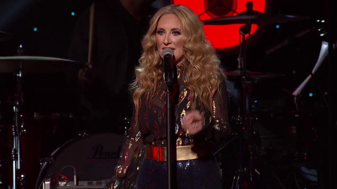 Lee Ann Womack Performs Willie Nelson's 