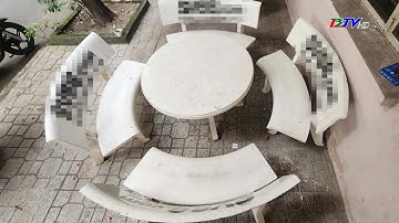 Hàng loạt ghế đá ở chung cư Tây Thạnh bị bôi bẩn bởi quảng cáo