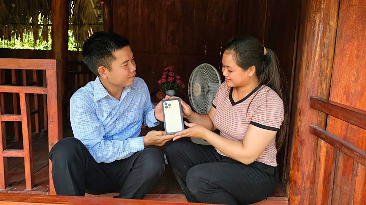 CEO Quang spent a month's salary to buy Tien a phone. Tien was very touched by this gift.