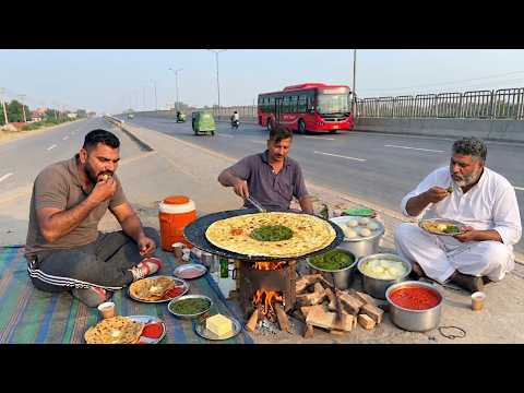 PURE DESI STREET FOOD COOKING 😍 BUTTER & SAAG PARATHA | PAKISTANI HIGHWAY STREET FOOD COMPILATION