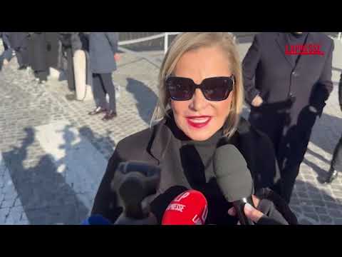 Video Simona Ventura ai funerali di Valentino: Era un genio. Mi disse: sei la mia ambasciatrice tatuata