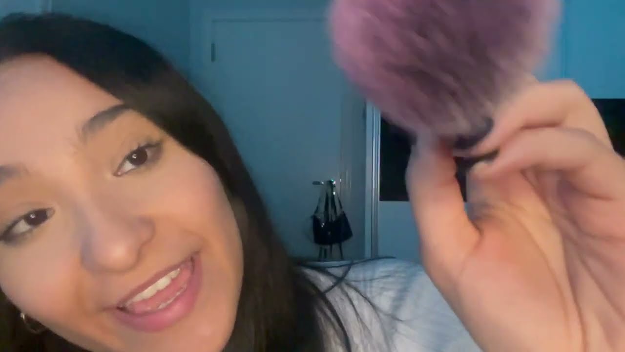 Amiga te maquiando no banheiro da escola