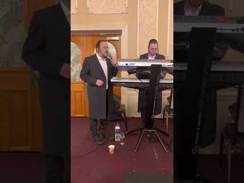 Lipa Schmeltzer singer ure on keys from Israel