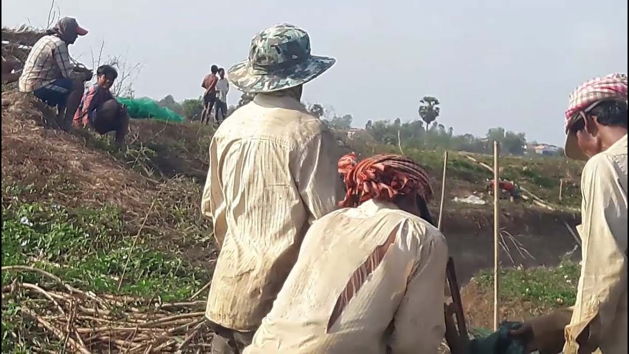 Rural Cambodia Villager life find fish || Lifestyle Rural Life of a villager in Countryside Cambodia