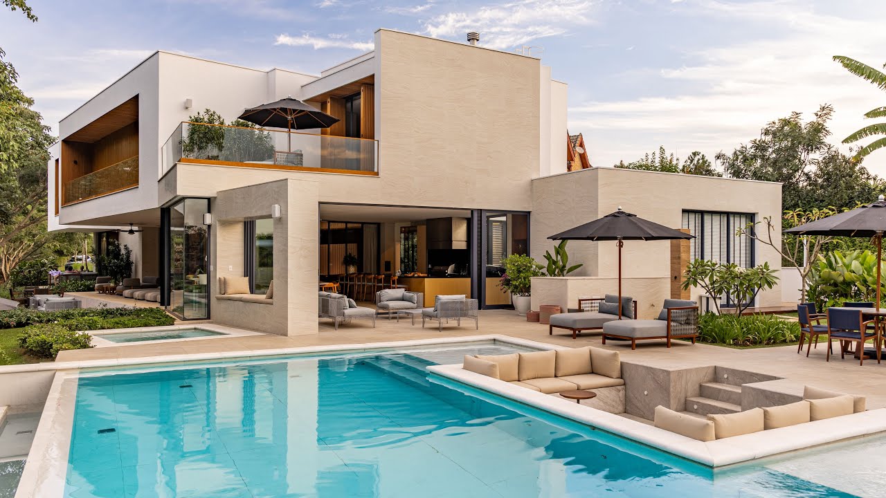 (Rep) Luxo em Itu: 1.000 m² sobre um lago com adega, piscina infinita e 8 suítes