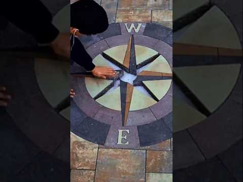 عمال محترفون يقومون بتركيب رصف البوصلة المعقد    