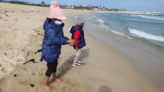 Grace And Thomas Enjoy At Goraebul Beach In Korea In Winter Indian Kids In Korea 한국의 인도 아이들