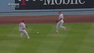 NLCS Gm3: M. Ellis drops a double into right-center