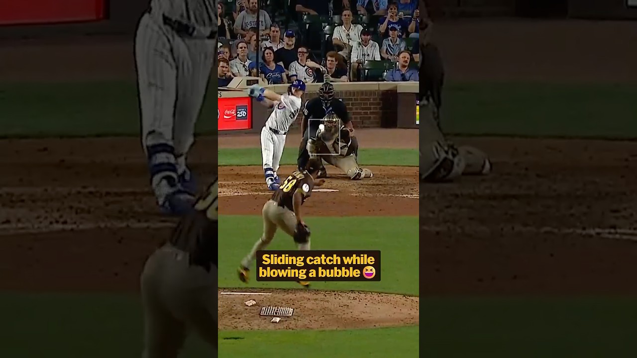 Manny Machado with a sliding catch while blowing a bubble 🫧