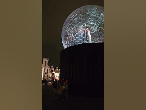 Величезний скляна куля - це звичайне явище для Бельгії. - YouTube