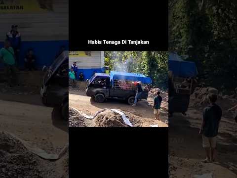 Mobil Bermuatan Habis Tenaga Di Tanjakan