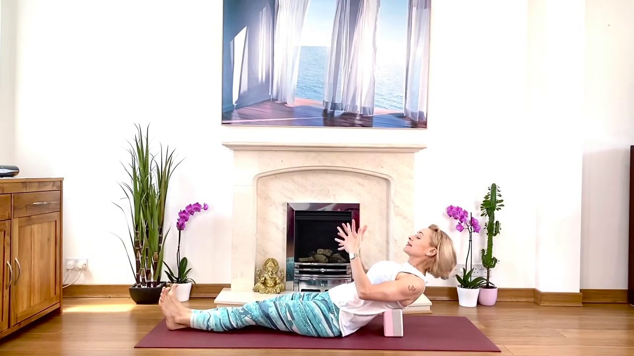 How to use yoga block to stretch upper back and shoulders. - YouTube