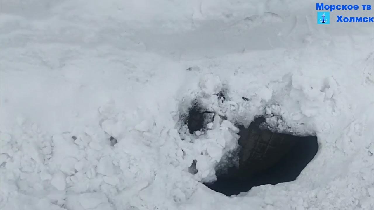 Город Холмск засыпает снегом, освобождается от снега, приходит паром, строятся н