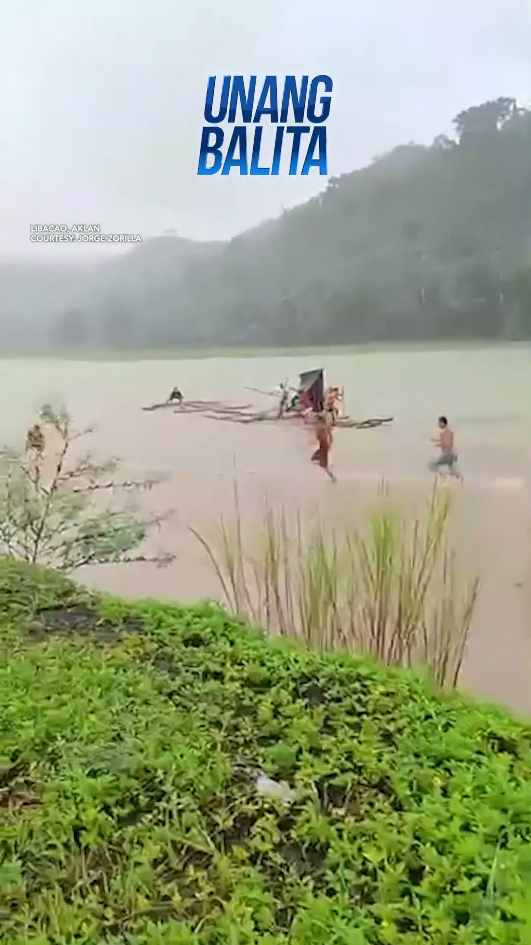 Balsang may sakay na pasyente at itinawid sa ilog, tinangay ng rumaragasang...#shorts | Unang Balita