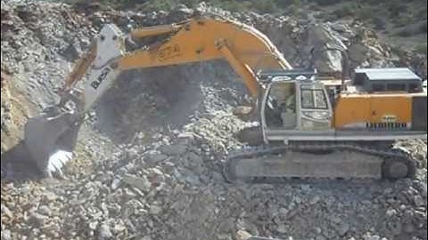 R974B Liebherr loading trucks Man .