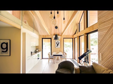 Video: Casa confortabilă de vară combină designul scandinav și bielorus