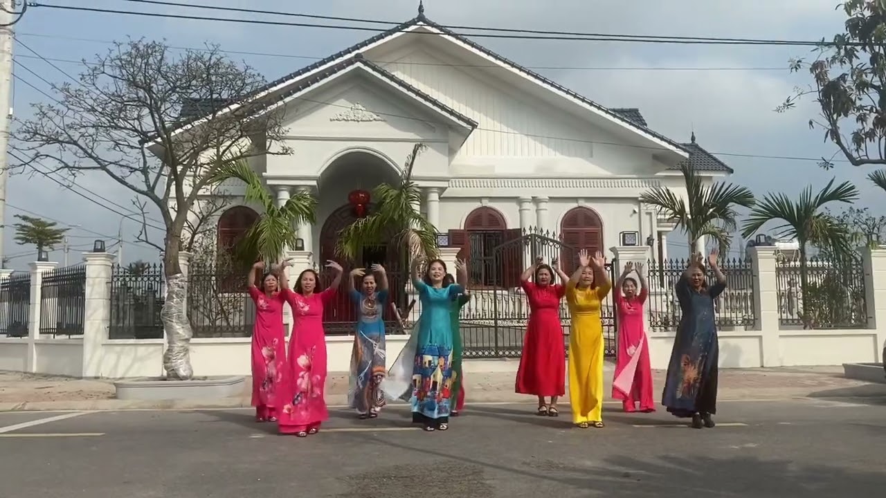 MỖI NĂM CHỈ CÓ MỘT NGÀY MÙNG 8 THÁNG 3 -hội yêu dân vũ thôn Trung Tiến 