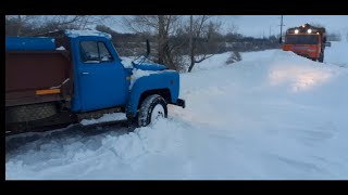 Лиса в снежном плену! Газ 53 дизель, Застрял на дороге!