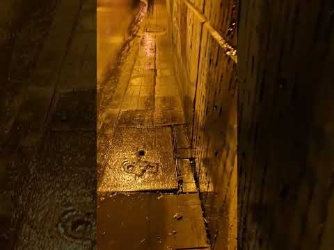 Тунел в столицата – като от филм на ужасите! Тече вода, а осветлението е слабо - БНР Новини