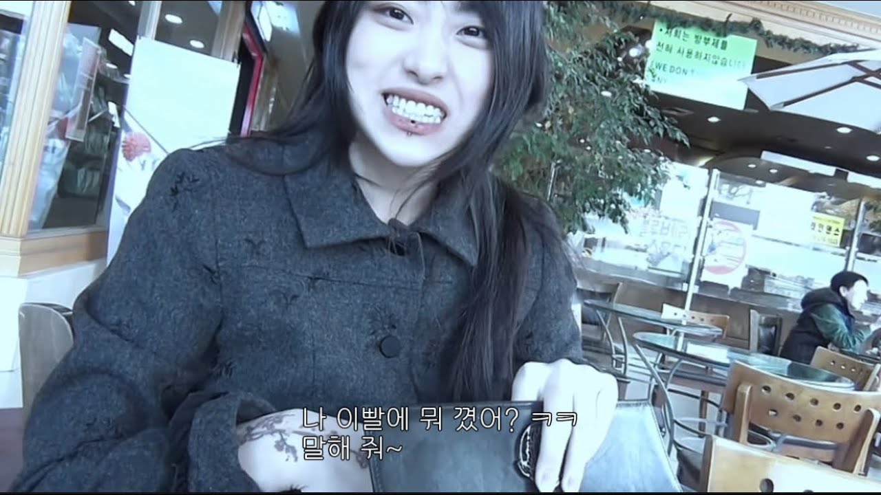 follow your 2000s girlfriend around ('_'~)