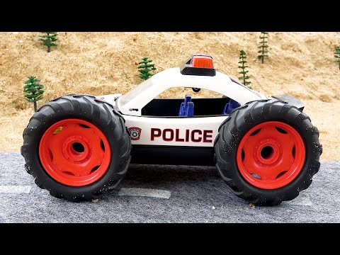 Police car chase monster truck and get in trouble with giant wheels - Toy car story