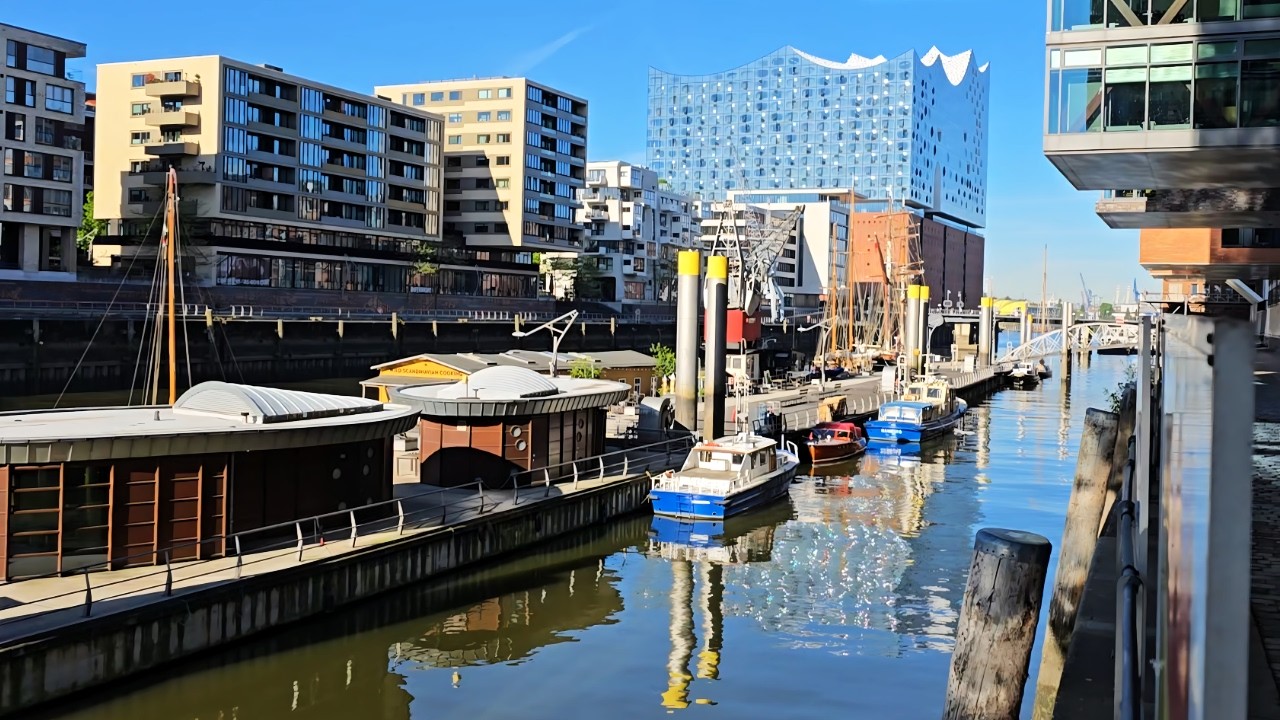 Hamburg Walk Following a Random Tourist Map Part 1